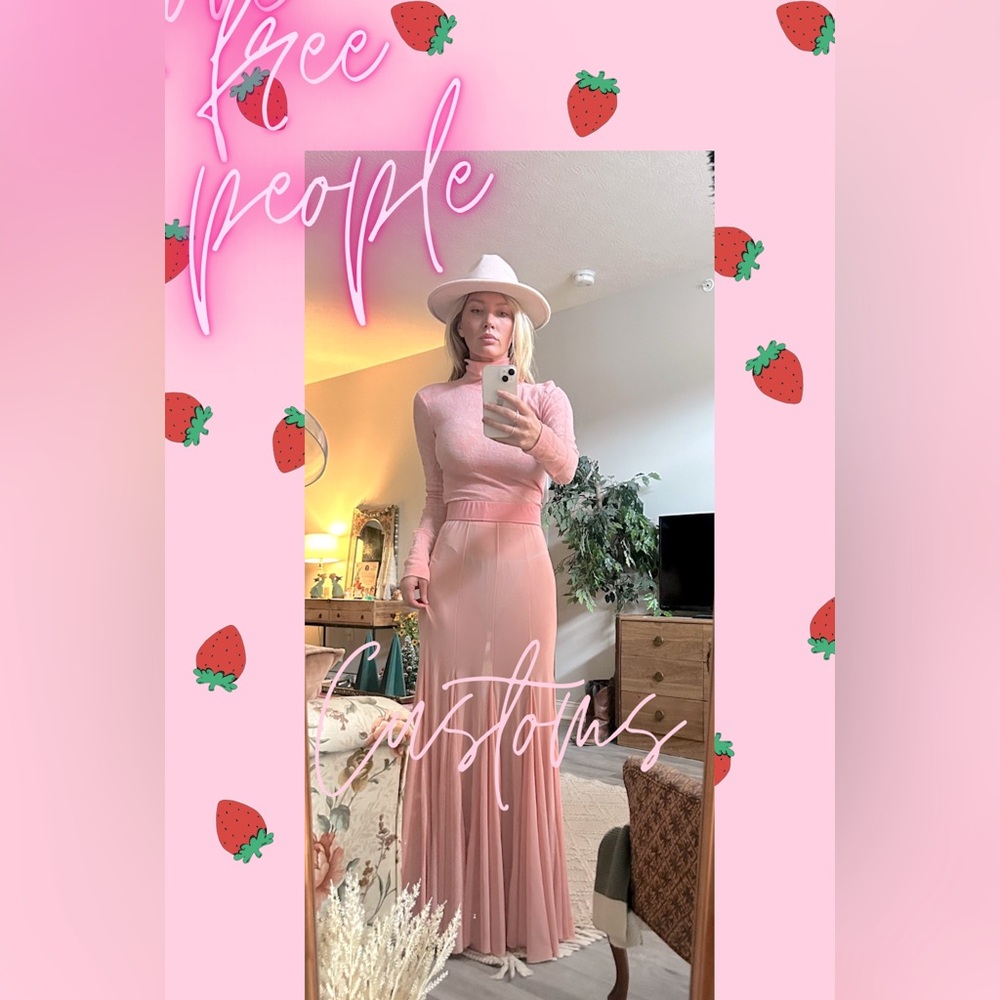 Come shop & hang today at 2:30 EST free people , summer items. And customs 💕💕